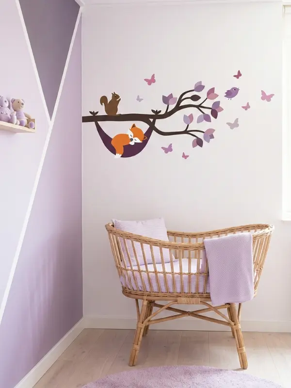 Muursticker bosdierentak met vosje in hangmat in een lila pastel babykamer
